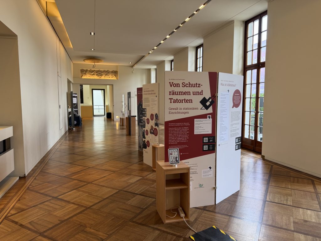 Eine Ausstellung in einem Foyer